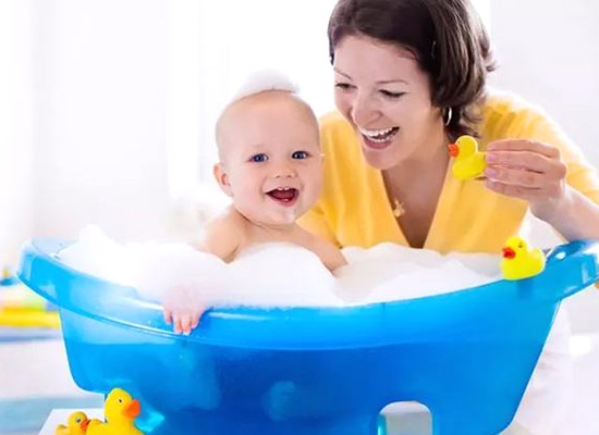 夏天给宝宝洗澡有哪些经验 能让宝宝爱上洗澡？