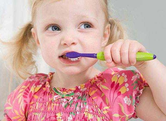 如何引导不爱刷牙的宝宝刷牙？